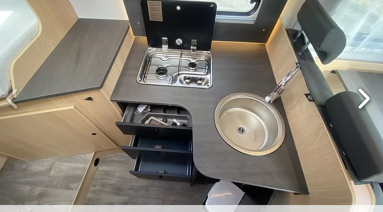 Ruime keuken met gasvuur en spoelbak